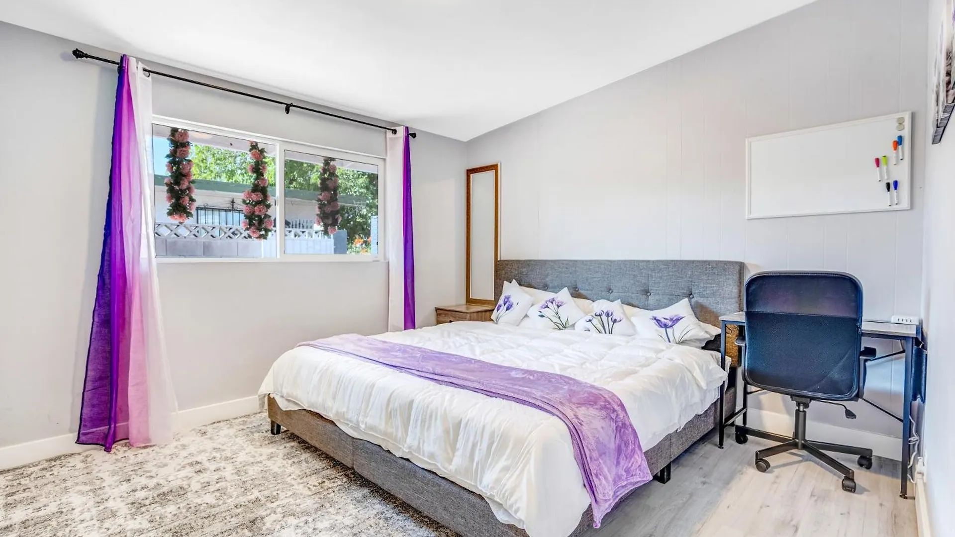 Fully Remodeled, Landscaped, King Beds, Desk Space Las Vegas