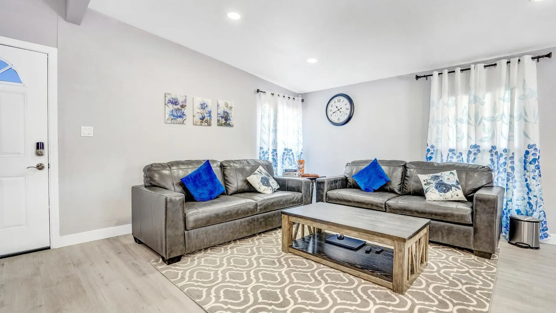 Semesterbostad Fully Remodeled, Landscaped, King Beds, Desk Space Las Vegas USA