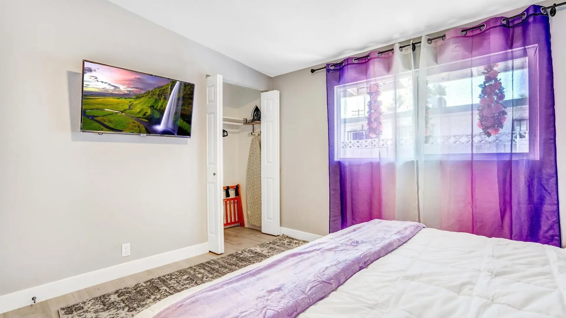Fully Remodeled, Landscaped, King Beds, Desk Space Las Vegas