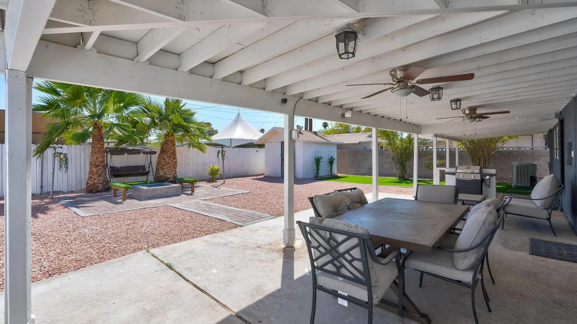 Fully Remodeled, Landscaped, King Beds, Desk Space Las Vegas USA
