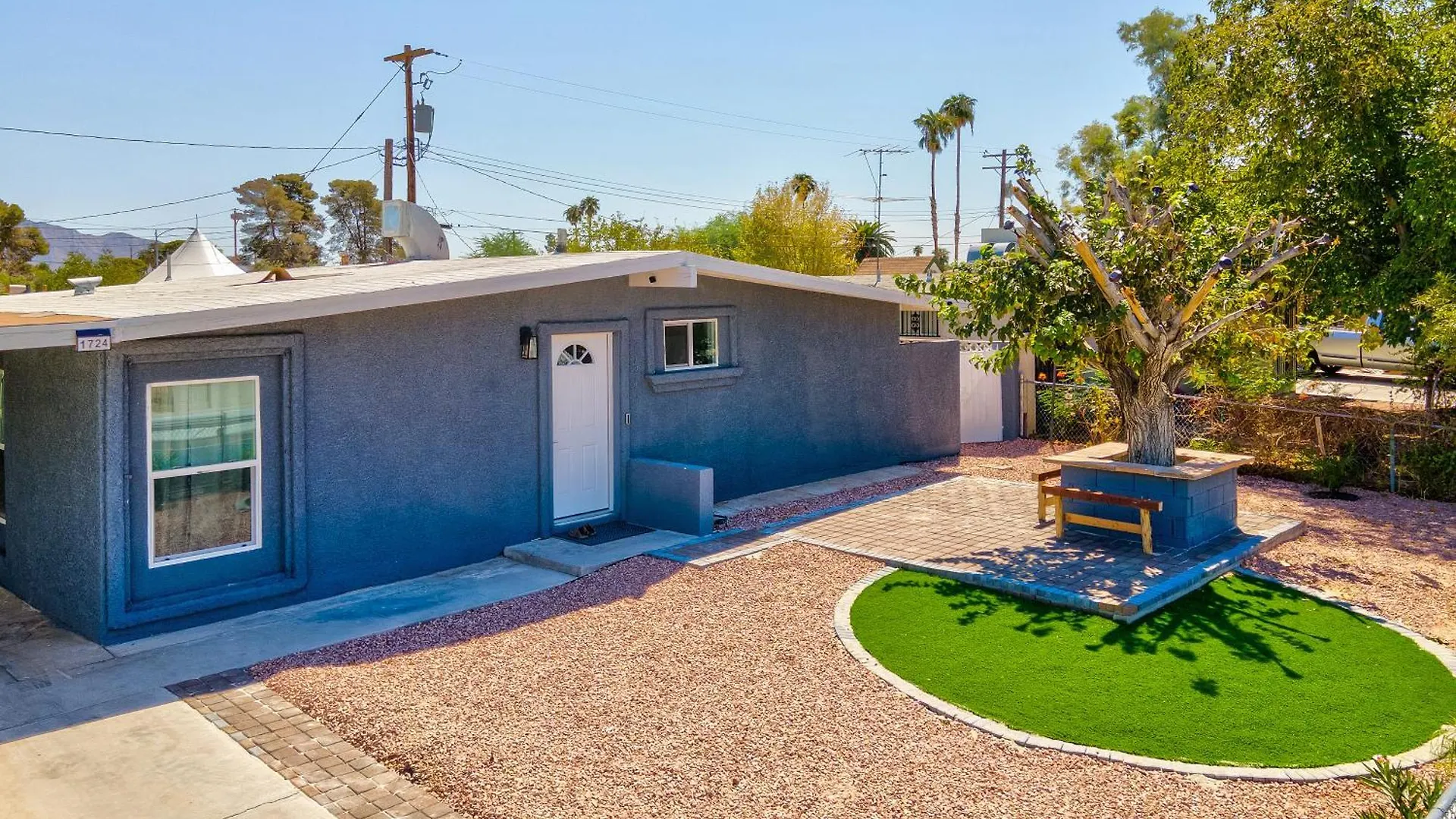 Fully Remodeled, Landscaped, King Beds, Desk Space Las Vegas USA